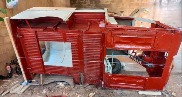 Capture 301.JPG (150.24 Kio) Vu 2233 fois puis j'ai tendu un fer galva entre l'avant et le parechoc arrière afin de redresser la jupe avec le parechoc. Comme ça, j'ai la bonne position pour pouvoir souder ma cornière qui sera dessous.