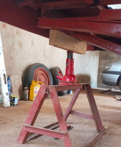 J'ai donc ajouté un cric sur l'arrière afin de supporter le poids de la voiture à l'arrière, ce qui à redressé, en partie, la flexion des brancard