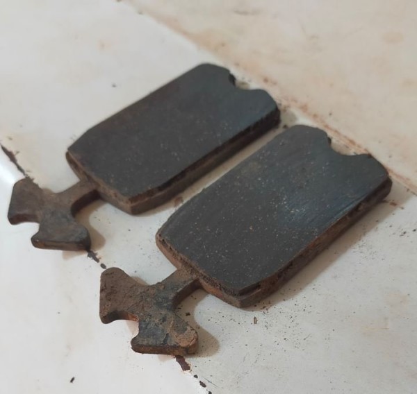 les 2 plaquettes que j'ai remplacées. Il était temps!