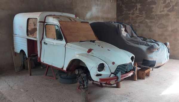 la 2CV a retrouvée sa housse.