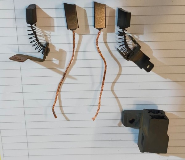 Démontage du porte balais plastique. comparaison des longueurs et dimensions.