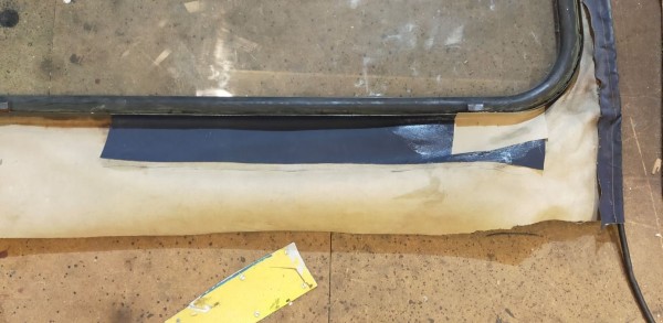 Capture 123.JPG (136.56 Kio) Vu 1957 fois Je me suis aperçu que la bâche était fissuré sous la vitre, je l'ai donc double et triplée localement