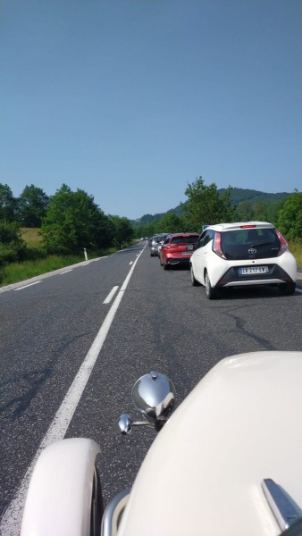 WhatsApp Image 2025-06-09 à 17.03.49_9b6b2f4e.jpg (112.6 Kio) Vu 1496 fois un gros bouchon au col de Pertuis entre Le Puy et Saint Etienne