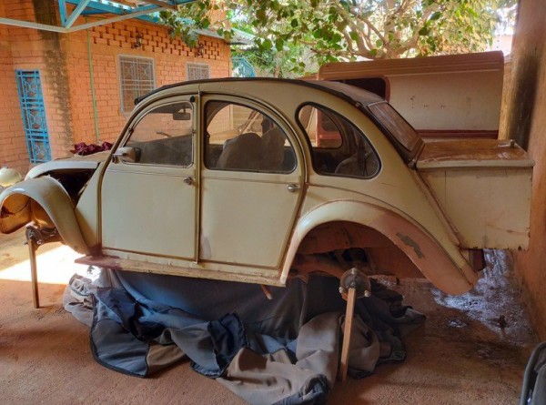 La 2CV sort de sa housse.