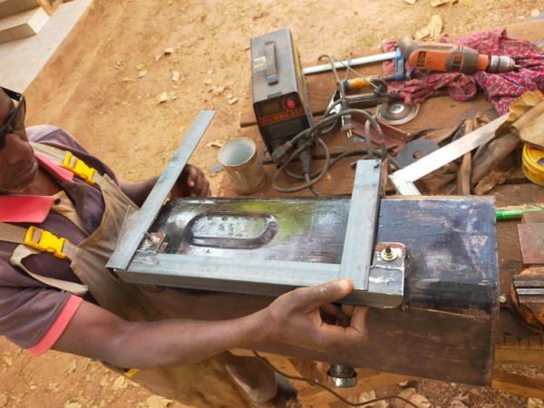 une cornière amovible sera fixé sur le réservoir. et elle même fixé avec 2 boulons sur les supports soudé au châssis