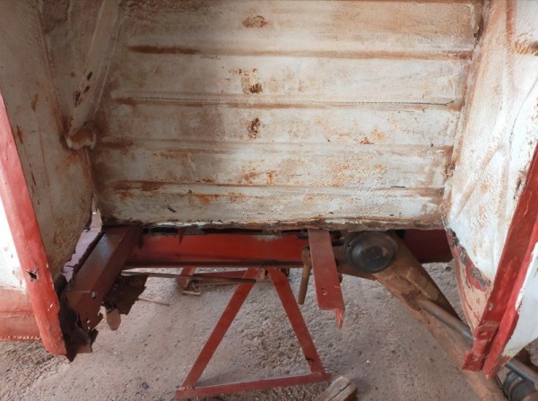 J'ai dégagé le font de coffre coté gauche. toute l'intersection entre le plancher intérieur et la parois verticale est bien pourri.