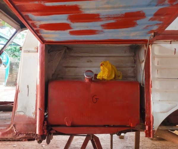 réservoir en place. porte de coffre ouverte (pour pouvoir faire le plein)