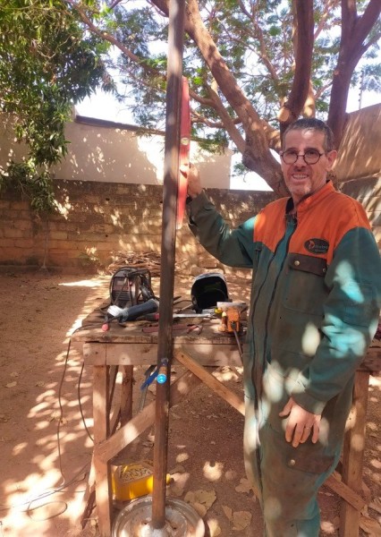 J'ai commencer par souder un tube de 3 mètres au centre d'une vieille jante récupérée.