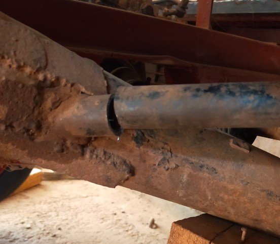 On peut voir le mouvement du renfort qu'il reste à ressouder dans sa nouvelle position.