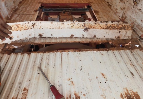 Mais aussi reprendre le plancher du fourgon qui par endroit est bien attaqué