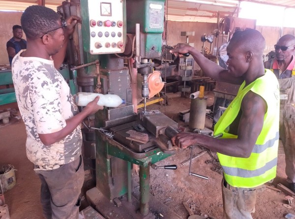 Après avoir visité 3 soudeurs dont la perceuse était en panne, nous sommes arrivé à cet atelier de mécanique général, plutôt bien équipé.