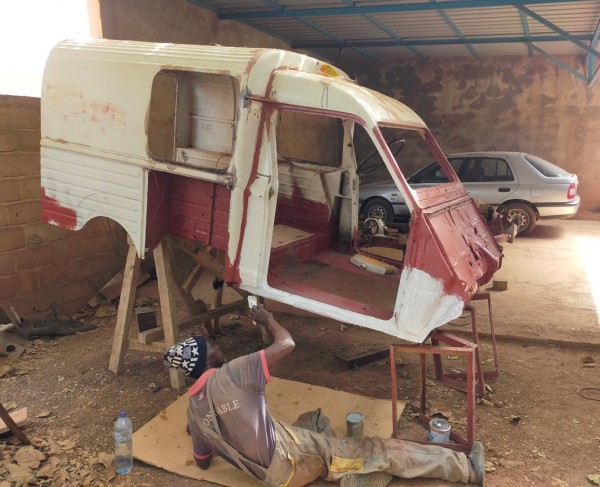 En parallèle, on a commencé la peinture blanche sur la caisse.