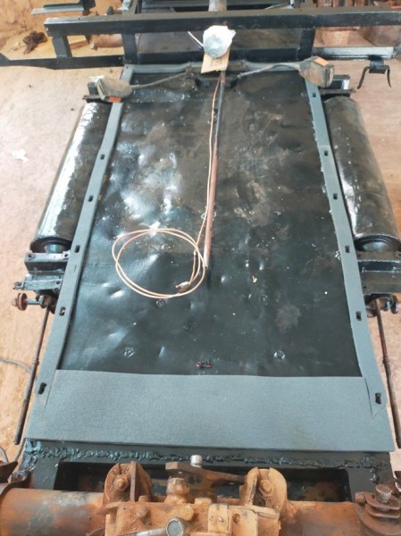 pose de la mouse d'interphase entre le châssis et le plancher