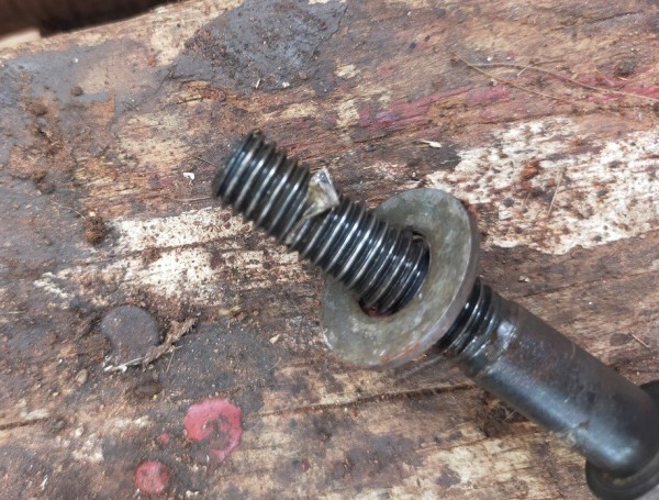 Une nouvelle particule sort avec une des vis.