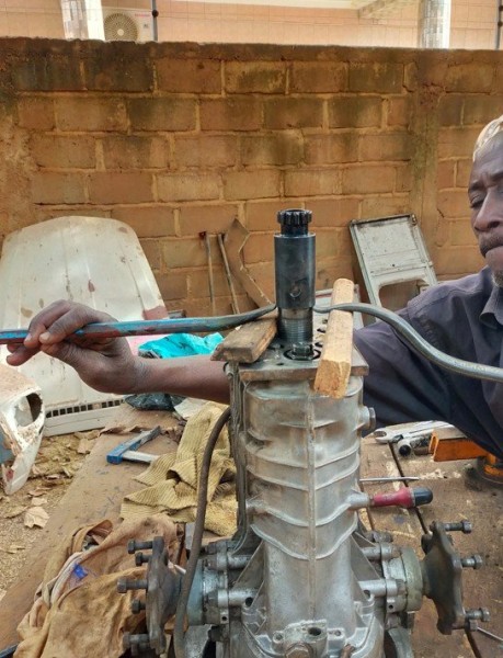 L'effort est tel qui faut 2 levier pour l'évacuer.