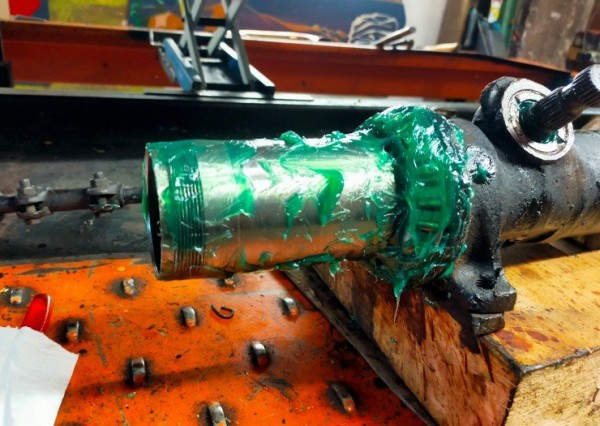 lavage des roulement de bras à l'essence, puis graissage abondant